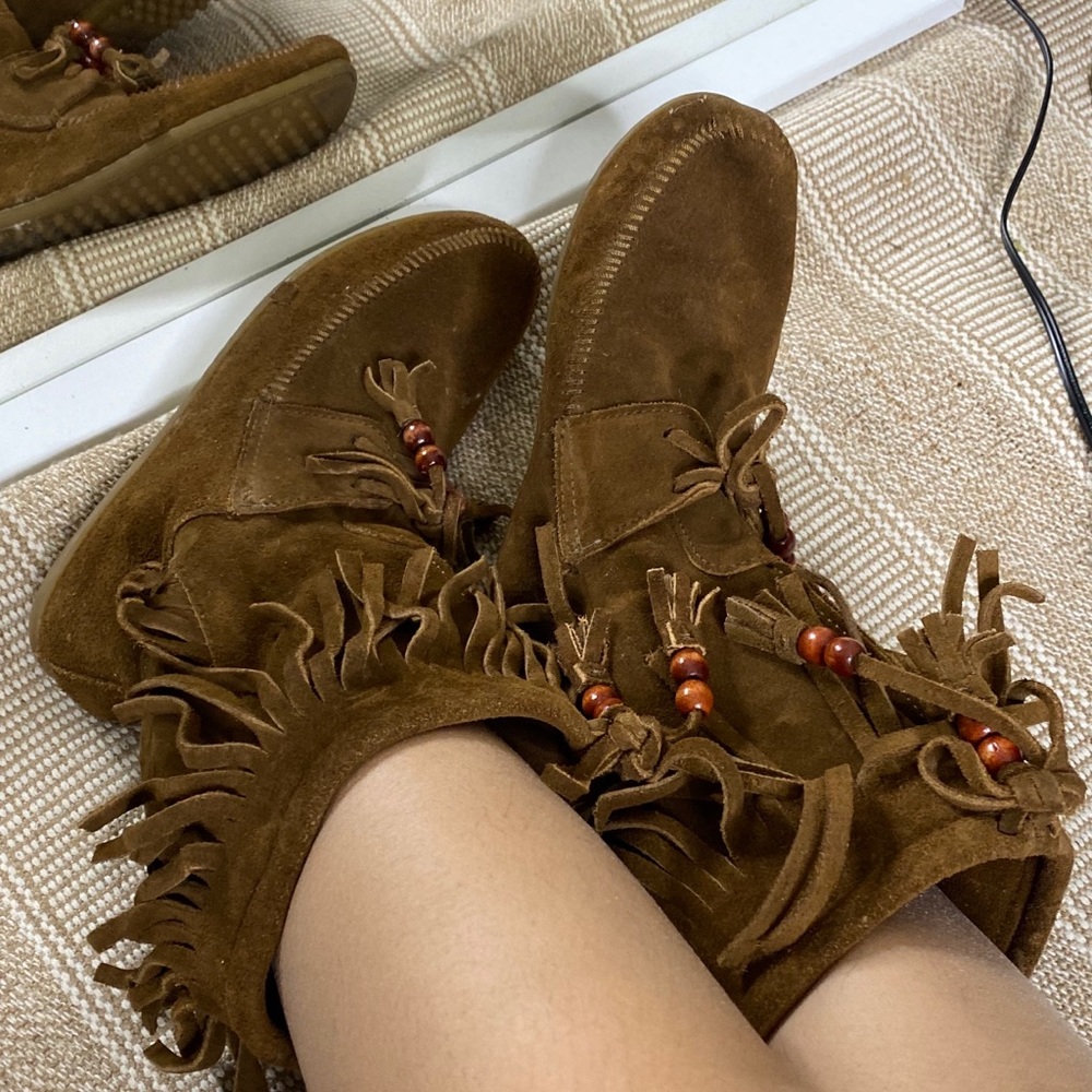 Minnetonka Mocassin Boots Size 8 Barely Worn